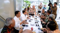 Jokowi duduk semeja dengan Seskab Pramono Anung, Menteri PUPR Basuki, Menteri Perhubungan Budi Karya Sumadi, Kepala Staf Presiden Teten Masduki, Gubernur Jawab Barat Ahmad Heryawan, dan Pangdam Siliwangi Mayjen Doni Munardo. (Foto: Biro Pers Setpres)