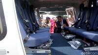 Tito saat hendak mencoba naik ke dalam helikopter.