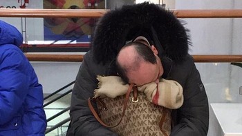 Di mana pun tempatnya, tiduran saja biar nggak bosan menunggu istri belanja. (Foto: Dok. Instagram Miserable Men)