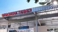Sebelumnya, Stasiun Tebet hanya punya 1 area keluar masuk dengan 12 gate dan 3 loket