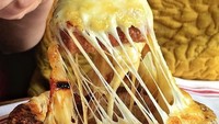 French onion soup biasanya berupa kaldu bawang dan roti panggang, kali ini ditambahkan dengan keju di atasnya. Dua irisan keju dan lapisan keju parut di atasnya membuat rasanya makin mantap! Foto: Istimewa