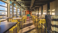 Bangku-bangku, meja, dan beberapa ruangan, serta beberapa desain di dalam restoran menggambarkan suasana bandara pada masa lalu (Punch Social Media)