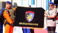 Kapolri membentangkan bendera Korpolairud.