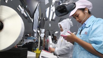 Proses pengecekan ponsel Xiaomi sebelum masuk dalam kemasan. Foto: Xiaomi