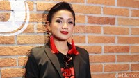 Ia tampil bergaya boyish dengan setelan jas hitam serta sepatu merah. Pool/Ismail/detikFoto.