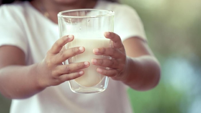 Ilustrasi anak minum susu