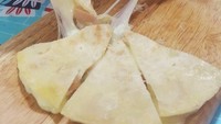 Keju dijadikan isian quesadilla ini  permintaan khusus seorang pelanggan  penggemar quesadilla. Kemudian semua orang menyukai double extra cheese ini. Foto: Istimewa