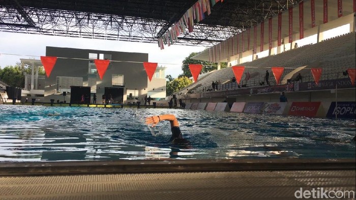 Byur! Begini Gaya Sandiaga Berenang Jajal Kolam Akuatik GBK