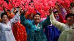 Ekspresi Warga Korut Saat Memuja Kim Jong Un