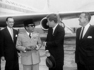 Saat Bung Karno Bertanya: Kenapa Mereka Membunuh Kennedy?