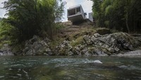 Begini penampakan rumah yang menjorok dari sisi bukit di atas sebuah sungai di Jepang. Istimewa/Inhabitat.