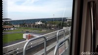 Dalam menggunakan skytrain, penumpang bisa sambil menikmati pemandangan Bandara Soekarno-Hatta dengan cukup jelas. Pemandangan yang cukup memanjakan mata para penumpangnya. Pasalnya track skytrain dipasang melayang dan cukup tinggi dari atas tanah.