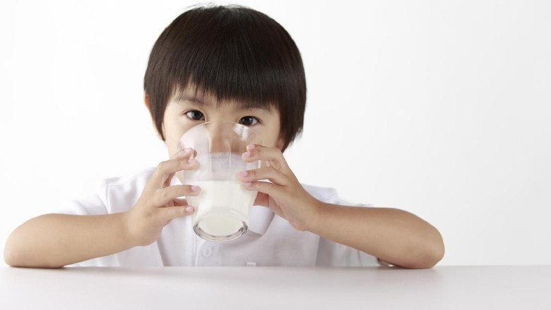 Ilustrasi anak minum susu/ Foto: Thinkstock Ilustrasi anak minum susu/ Foto: Thinkstock