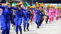 Polisi wanita menari-nari untuk memeriahkan HUT Polairud.