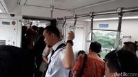 Di tahap awal operasionalnya, skytrain baru tersedia 1 armada dengan 2 gerbong yang dapat ditumpangi dari rencana tiga trainset nantinya. Saat memasuki kereta, kursi-kursi penumpang ditata di bagian samping kiri dan kanan.