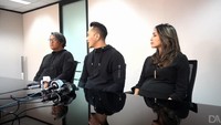 Dalam kesempatan itu, Demian juga ditemani oleh istri Edison, Ayu yang tengah hamil dan Nanda, kakak Edison. Foto: Demian dan keluarga Edison Wardhana (YouTube)