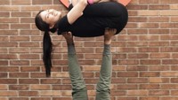 Thalia semakin besar juga terus ikut menemani Sarwendah acroyoga. (Foto: Instagram/sarwendah29)
