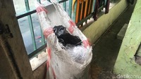 Dinas Lingkungan hidup sudah menyediakan ratusan karung untuk tempat pembuangan sampah. Ratusan karung kita sebar di pinggiran kali biar jangan sampai buang di kali nanti karung kita yang angkat, ujar Munzir. (Foto: Indra Komara/detikcom)