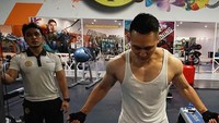 Meskipun sudah terbiasa fitness, Demian tetap menggunakan jasa pelatih pribadi. Foto : Instagram @_demianaditya_