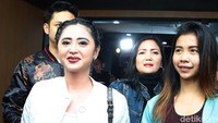Dewi pun menanggapi hal tersebut dengan santai dan berujar untuk maju terus pantang mundur. Pool/Ismail/detikFoto.