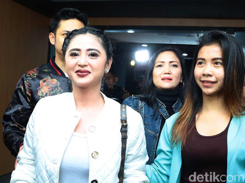 Dewi Persik Ngaku Gunakan Jasa Patwal Sudah 3 Bulan Dewi Persik Ngaku Gunakan Jasa Patwal Sudah 3 Bulan