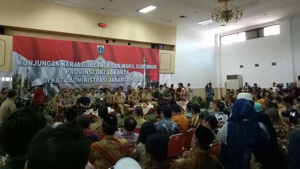 Anies dan Sandi berdialog dengan warga.