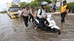 Terjang Banjir Rob Muara Baru, Puluhan Motor Mogok