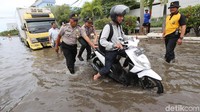 Motor mogok akibat menerobos banjir.