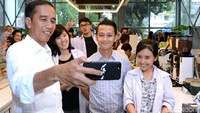 Presiden Jokowi tak sungkan untuk berfoto bersama pada barista dan karyawan kafe. (Foto: Biro Pers Setpres)