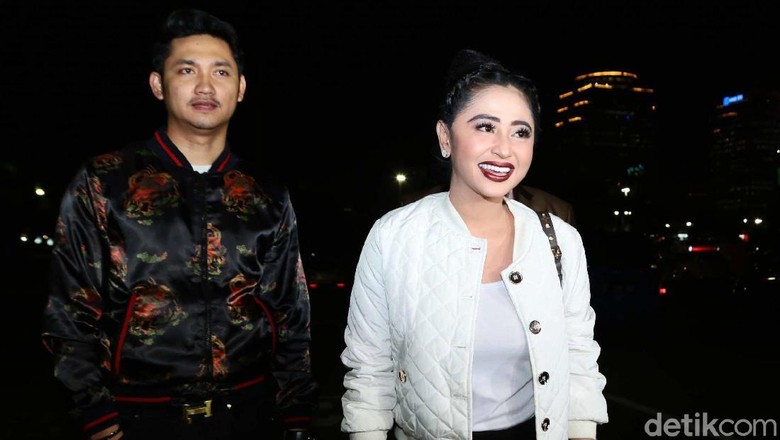 Insiden Mobil Masuk Busway, Dewi Persik dan Petugas TransJ Damai Insiden Mobil Masuk Busway, Dewi Persik dan Petugas TransJ Damai
