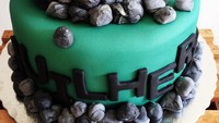 Hulk Smash, tulis akun instagram @dudalimaconfeitaria. Akun pembuat kue dari Brazil ini membuat kue tinjuan Hulk hingga banyak batu yang berjatuhan di sekitar kue. Foto: Istimewa