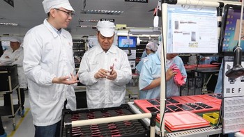 PT Sat Nusapersada sesumbar ada sekitar 1.500 pekerja yang dipercaya dalam perakitan ponsel Xiaomi. Foto: Xiaomi