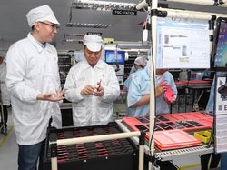 Mengintip Pabrik Perakitan Ponsel Xiaomi di Batam