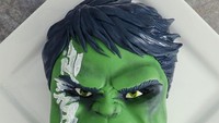Kue yang satu ini benar benar terlihat sangat mirip Hulk! Akun @koalipops yang mengunggah dan membuat kreasi ini memang sudah banyak membuat kreasi kue 3D superhero. Foto: Istimewa
