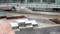 Seorang pekerja terlihat melepas lelah dibawah jpo usai bekerja.