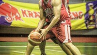 Di tengah kesibukannya, Demian menyempatkan diri untuk main basket bersama temannya. Foto : Instagram @_demianaditya_