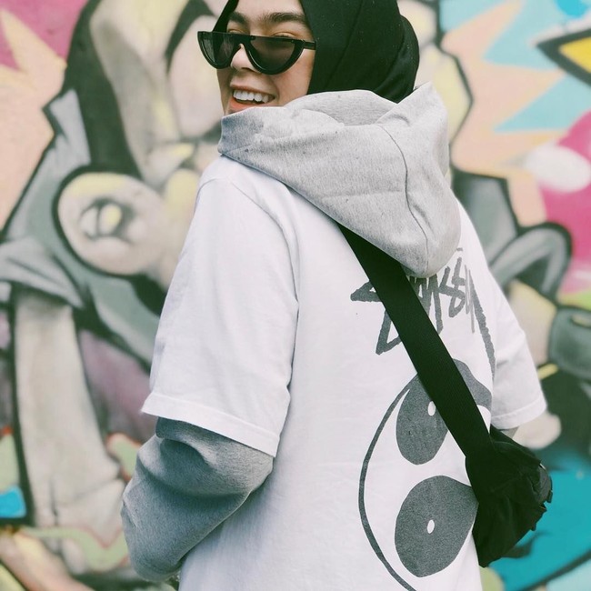 Wanita yang pernah menjadi salah satu personel grup band Blink itu memutuskan berhijab sejak pertengahan 2017. Meski sudah berhijab, Sivia Azizah tidak mengubah gayanya dan tetap suka tampil sporty dan boyish. Foto: Dok. Instagram @siviazizah