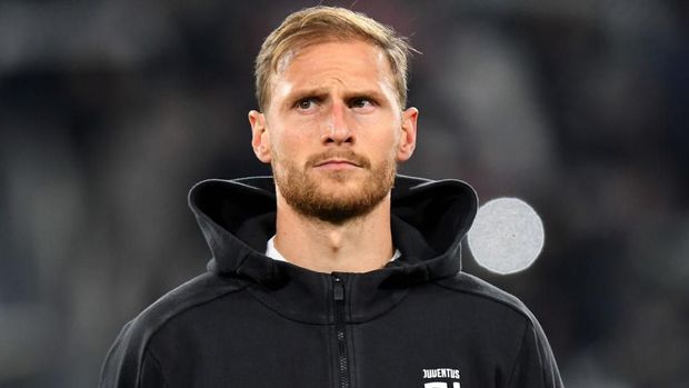 TURIN, ITALY - NOVEMBER 26: Benedikt Howedes of Juventus looks on before the Serie A match between Juventus and FC Crotone at Allianz Stadium on November 26, 2017 in Turin, Italy.  (Photo by Alessandro Sabattini/Getty Images)