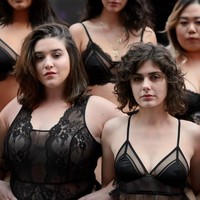 Khrystyana menggambar sayap pada foto-foto model yang ikut berpartisipasi di fashion show tersebut. Seperti diketahui, memakai lingerie bersayap adalah ciri khas para model Victorias Secret. Foto: Instagram