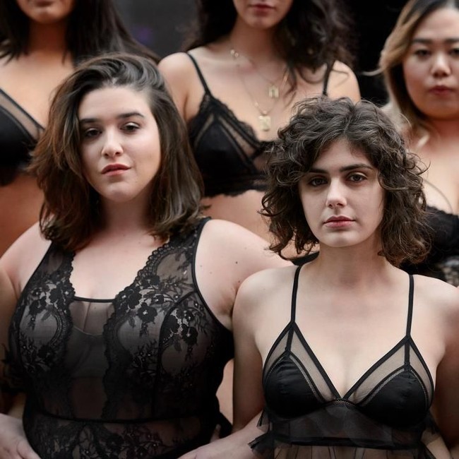Khrystyana menggambar sayap pada foto-foto model yang ikut berpartisipasi di fashion show tersebut. Seperti diketahui, memakai lingerie bersayap adalah ciri khas para model Victorias Secret. Foto: Instagram