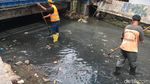 Before-After Kali Jati Bunder yang Dibersihkan Pasukan Oranye