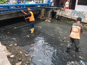 Dibersihkan Tiap Hari, Kali Jati Bunder Kotor dalam Hitungan Jam