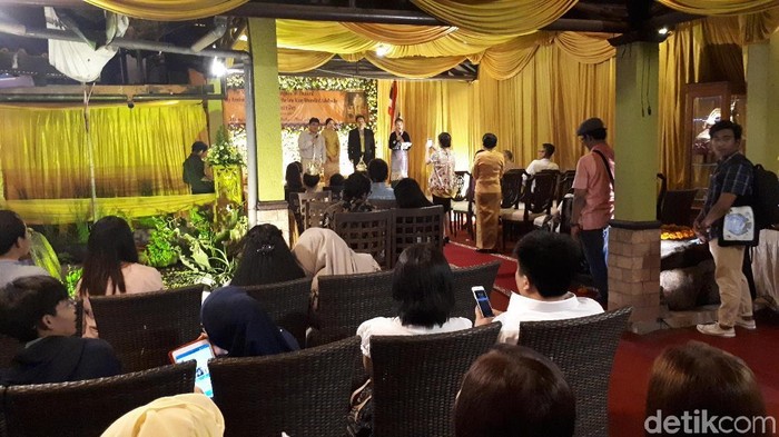 Warga Thailand Peringati 1 Tahun Meninggalnya Raja Bhumibol