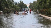 Rob tinggi membuat tanggul tidak mampu menahan air laut sehingga membanjiri jalanan.
