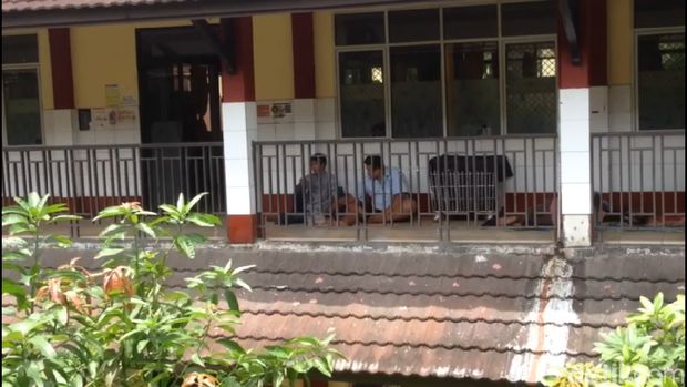 Minim Fasilitas, Keluarga Tunggu Pasien di Lantai RS Polri 