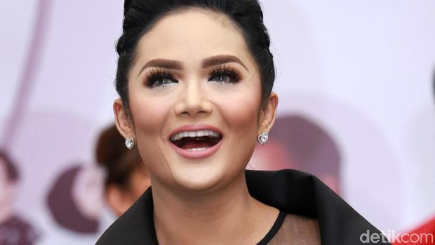 Tinggal di Rumah Petak Hingga Jadi Diva, Perjuangan Karier Krisdayanti