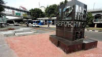 Sedang direnovasi, taman yang dibangun untuk mengenang tragedi 12 Mei 1998.