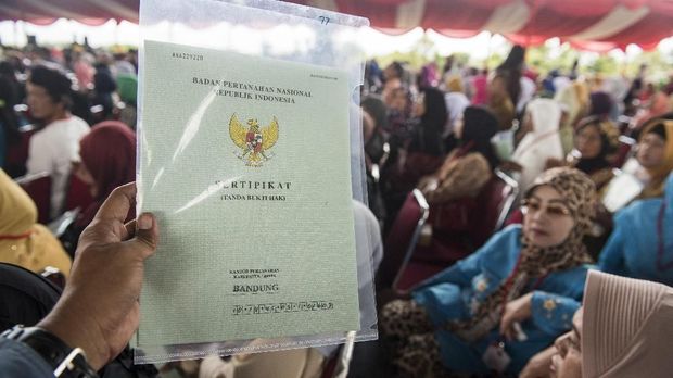 Bagikan Sertifikat, Jokowi Singgung Sengketa Tanah Rakyat