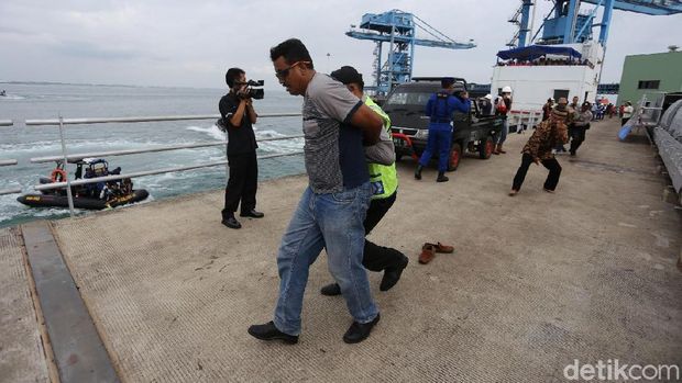 Polda Jabar Gelar Simulasi Pengamanan Pilkada di Perairan Cirebon