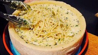 Wadah berupa silinder keju yang dikerok di bagian tengah. restoran, keju terlebih dahulu dibakar di api sebelum pasta ditambahkan. hal ini untuk menginduksi pelelehan yang lebih lama. Pasta panas dimasukkan ke dalamnya dan diaduk. Kebayang kan rasanya? Foto: Istimewa
